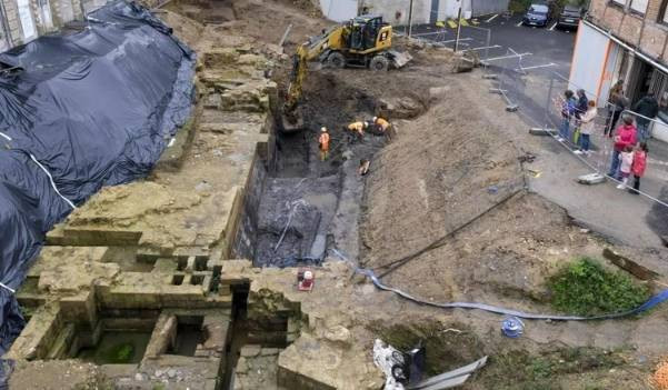 Otelin avlusundan 650 yıllık kale çıktı - Resim: 7